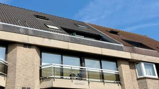 Op een boogscheut van de Markt van Deinze bevindt zich dit ruime duplex-appartement met een praktische indeling en twee aangename terrassen, zowel aan de voor- als achterzijde.<br /><br />Via de inkomhal komt u terecht in de lichtrijke en ruime leefruimte die tal van mogelijkheden biedt om een gezellige woonomgeving te creëren. Aansluitend bevindt zich de aparte keuken. Op deze verdieping vindt u bovendien een afzonderlijk gastentoilet, een ruime slaapkamer en toegang tot de twee terrassen aan zowel de voor- als achterzijde van het appartement. Zo geniet u op elk moment van de dag van een aangename buitenruimte.<br /><br />De bovenverdieping omvat een tweede ruime slaapkamer en een derde kleinere kamer die perfect dienst kan doen als kinderkamer, bureau of dressing. Verder beschikt het appartement over een badkamer uitgerust met een ligbad en een tweede toilet. Daarnaast is er ook een privatieve kelderberging.<br /><br />Extra troef: er is de <u>mogelijkheid om een garage aan te kopen</u> aan een vraagprijs van <u>€ 38 000</u> wat zorgt voor extra comfort en een veilige parkeer- of bergruimte vlak bij het appartement.<br /><br />Dankzij de centrale ligging bevinden winkels, horeca, openbaar vervoer en alle voorzieningen zich op wandelafstand.<br /><br />Een ideale woonst voor starters, koppels of investeerders die op zoek zijn naar een appartement met ruimte, buitencomfort en een uitstekende ligging in het centrum van Deinze.<br /><br />Het appartement is momenteel verhuurd.<br /><br /><em>"De foto's in deze presentatie werden digitaal geoptimaliseerd met behulp van artificiële intelligentie (AI) om een nettere en beter presenteerbare weergave van de ruimtes te tonen."</em>