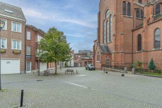 <strong>Te renoveren woning mét 1 slpk en garage op toplocatie te Turnhout<br /></strong>EPC: D-label | Garage | 1 slpk | Toplocatie in Turnhout! <br /><br /><strong>Omschrijving: <br /></strong>De woning is bijzonder rustig en centraal gelegen in hartje Turnhout, in de onmiddellijke nabijheid van winkels, openbaar vervoer en met een vlotte bereikbaarheid naar de Ring.<strong><br /></strong><br />We betreden deze woning via de inkomhal, dewelke toegang biedt tot de grote inpandige garage met automatische poort. <br /><br />Via de trap bereiken we de eerste verdieping, dewelke bestaat uit een lichte leefruimte, een aparte berging, toilet en een keuken. De keuken is eenvoudig uitgerust met een oven, kookvuur en dampkap. <br /><br />Op de tweede verdieping bevindt zich een ruime slaapkamer en een badkamer. De badkamer is voorzien van een ligbad, een bidet en een enkele wastafel. <br /><br /><strong>Algemeen: </strong><br />- EPC: 311 kWh/m²jaar<br />- Rustige en centrale ligging<br />- Eigen grote garage!