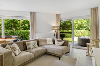 <strong>Eerste bezoekdag op <span>za. 12/09!</span><br /><br />Instapklaar gelijkvloers appartement met 3 slaapkamers, tuin en ondergrondse autostaanplaats.<br /><br /></strong>Dit gelijkvloerse appartement uit 2018 heeft een bewoonbare oppervlakte van ca. 110 m² en beschikt over drie slaapkamers, een privatieve tuin, een ondergrondse autostaanplaats en een private kelderberging. Dankzij de praktische indeling, de kwalitatieve afwerking en de uitstekende energiescore is dit een ideaal appartement op een centrale locatie in Wommelgem.<br /><br /><strong>Indeling:<br /></strong>Bij het binnenkomen komt u terecht in de inkomhal, waar voldoende plaats voorzien is voor een vestiaire of een ingemaakte kast.<br /><br />Van daaruit bereikt u de ruime leefruimte met open keuken. De grote schuiframen zorgen voor veel natuurlijk licht en geven rechtstreeks toegang tot het terras en de tuin. De leefruimte biedt voldoende plaats voor een zithoek en een ruime eetplaats.<br /><br />De open keuken is volledig uitgerust en beschikt over een kookeiland met ruim werkblad. Verder is de keuken voorzien van een ingebouwde koelkast, diepvries, oven, microgolfoven, kookplaat, dampkap en vaatwasser.<br /><br />Vanuit de leefruimte bereikt u het terras en de privatieve tuin. De volledig omheinde tuin geniet van veel privacy en vormt een aangename buitenruimte.<br /><br />Via de nachthal bereikt u de drie slaapkamers. De grootste slaapkamer heeft een oppervlakte van ca. 21 m². De tweede en derde slaapkamer zijn respectievelijk ca. 13 m² en 10,5 m² groot en kunnen perfect ingericht worden als slaapkamer, bureau of hobbyruimte.<br /><br />De badkamer van ca. 9 m² is uitgerust met een ruime inloopdouche en een dubbel lavabomeubel.<br /><br />Daarnaast beschikt het appartement over een afzonderlijk gastentoilet en een praktische berging met aansluitingen voor een wasmachine en droogkast.<br /><br /><strong>Bijzonderheden:</strong><br />Bouwjaar 2018. <br />Bewoonbare oppervlakte van ca. 110 m². <br />Zeer energiezuinig (EPC: 33 kWh/m²/jaar). <br />Conforme elektrische installatie. <br />Ondergrondse autostaanplaats en kelderberging verplicht bij aan te kopen aan €20.000,-.<br />Privatieve tuin met tuinpoortje naar de straatzijde. <br /><br /><strong>Ligging:</strong><br />Gelegen op een centrale locatie in Wommelgem, op wandelafstand van het levendige dorpscentrum. Winkels, scholen, supermarkten, horecazaken en openbaar vervoer bevinden zich in de onmiddellijke omgeving. Dankzij de vlotte aansluiting op de E313 en de Antwerpse Ring bereikt u Antwerpen en de omliggende gemeenten in slechts enkele minuten.