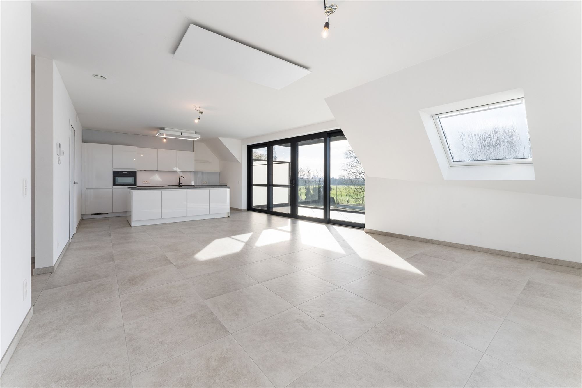 Ruim recent nieuwbouwappartement met terras aan de stadsrand - mog. tot huren van garagebox - foto 2