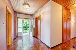 Welkom in Berlare!<br /><br />Bent u op zoek naar een karaktervolle eigendom op een rustige toplocatie, omringd door groen? Zoek niet verder!<br /><br />Met een bruikbare vloeroppervlakte van ca. 398 m² en vijf volwaardige slaapkamers biedt deze woning alle ruimte voor grote gezinnen, thuiswerkers of zelfstandigen die wonen en werken graag combineren.<br /><br />Bij het betreden van de woning komt u in een ruime inkomhal met onmiddellijke toegang tot een polyvalente kamer die zich dankzij haar strategische ligging uitstekend leent als bureau, praktijkruimte of ontvangstruimte voor een zelfstandig beroep. Klanten kunnen hier eenvoudig worden ontvangen zonder de volledige woning te hoeven betreden.<br /><br />Verder beschikt de woning over een lichtrijke leefruimte met aansluitend een gezellige veranda en rechtstreekse toegang tot het zonnige terras. Aansluitend bevinden zich de volledig ingerichte keuken, een tweede slaapkamer, een badkamer en een gastentoilet op het gelijkvloers.<br /><br />Via de trap bereikt u de volledig ingerichte bovenverdieping, waar zich nog drie slaapkamers, een tweede badkamer en een polyvalente leefruimte bevinden. Deze laatste biedt bovendien rechtstreekse toegang tot een aangenaam dakterras, waardoor deze verdieping zich perfect leent als volwaardige woonverdieping, kangoeroewoning of ruimte voor inwonende kinderen.<br /><br />Ook buiten is het heerlijk vertoeven. De riante tuin en het zonnige terras vormen de ideale plek om in alle rust te genieten van de groene omgeving en de privacy die deze eigendom te bieden heeft. De ruime parkeermogelijkheden op eigen terrein en het verzorgde wandelpad naar de voordeur maken het geheel compleet.<br /><br />Ook op het vlak van comfort scoort deze woning uitstekend. Zo beschikt ze over een gunstig EPC-label C, centrale verwarming op aardgas via een HR-ketel, dubbele beglazing en rolluiken rondom. Het leien dak werd vernieuwd en voorzien van dakisolatie, terwijl ook de spouwmuren reeds werden geïsoleerd. Daarnaast zorgen meerdere airco-units voor extra comfort tijdens warme zomerdagen.<br /><br />Een absolute meerwaarde vormt het ruime garage- en bergingsniveau van maar liefst 112 m². Deze praktische verdieping omvat twee inpandige garages, een wasplaats en diverse berg- en stockageruimtes. Dankzij de comfortabele stahoogte van ca. 2,50 m biedt dit niveau tal van mogelijkheden voor extra opslag, een hobbyruimte of een zelfstandige activiteit.<br /><br />Interesse gewekt?<br />Contacteer ons kantoor via info@hiro.be of 03 230 00 14 en ontdek zelf of dit uw nieuwe (t)huis wordt!<br />
