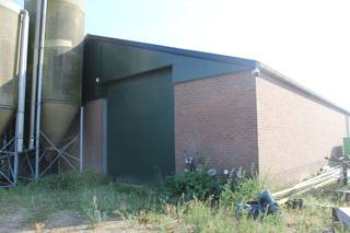 Landbouwbedrijf met grote landbouwloodsen te koop te Ravels (Weelde).<br />Voormalig varkensbedrijf, stallen met één overspanning, deels omgebouwd naar landbouwloodsen.<br />Circa 3.750 m² aan bedrijfsgebouwen (twee loodsen van 50 x 22 m, één van 50 x 17m en één van 70 x 10 m)<br />Momenteel geen bedrijfswoning meer aanwezig, indien woning gewenst opnieuw aan te vragen.<br /><br />Gelegen op een perceel van 1 ha 47 are 17 ca in landbouwzone.<br />Goed geschikt voor opslag landbouwproducten, stallen landbouwmachines,.....<br />