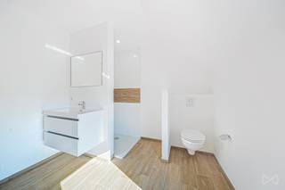 <div>MAISON NEUVE PRÊTE A VIVRE<br /><br />Projet de 6 maisons neuves située dans un cadre champêtre à 2 pas du centre ville de Huy. <br /><br />Sur une parcelle de 851m2, cette maison se compose comme suit :<br />Rez: hall de jour, bureau, salon ouvert sur une cuisine équipée, buanderie, garage et wc séparé.<br />1ᵉʳ étage : Hall de nuit, 3 chambres (11, 15, 17m2) dont une suite parental avec espace dressing, 1 salle d'eau (baignoire, douche Italienne, wc suspendu). <br />À l’extérieur, terrasse gravier de 16m2, un agréable jardin exposé plein SUD. <br /><br />Au niveau technique : CC Gaz, châssis DV PVC, PEB A, électricité CONFORME, micro station d'épuration, panneaux photovoltaïques, VMC simple flux,. <br /><br />Prix de cette maison: 360.000 euros<br />Possibilité de payer de l'enregistrement (3 ou 12.5%) sur la partie terrain évaluée à 77.000 Euros.<br />21% de TVA à payer sur la partie construction évaluée à 283000 euros.<br />Fais de délivrance supplémentaires +- 11.500€<br /><br />Offre sous réserve d’acceptation des propriétaires. Pour recevoir d’autres opportunités en exclusivité, nous vous invitons à nous contacter directement. Nous sommes disponibles pour vous accompagner dans votre recherche d’achat ou d’investissement ainsi que dans votre projet de vente. *** Évaluation gratuite et sans engagement ***</div>