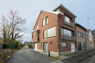 Bezoekdag ZAT 13/12 mits afspraak!Deze instapklare woning met een bewoonbare oppervlakte van 192 m² is uitstekend gelegen op wandelafstand van het...