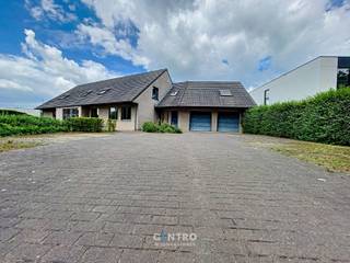 <strong><u>Bezoekmoment op zaterdagvoormiddag OP AFSPRAAK.</u></strong><br /><br />Voorheen kantoor met woonfunctie, op heden tweegezinswoning : huisnummers 340(a), 2 inkomdeuren maar binnenin is alles verbonden.<br /><br /><strong><u>OPPERVLAKTEN:</u><br /><em>Bewoonbare (alle verdiepingen samen) oppervlakte: </em></strong>± 430m2<br /><strong><em>Grondoppervlakte:</em></strong><em> </em>1.196 m<sup>2</sup><br />Aantal aangelegde parkeerplaatsen op het terrein: 12 + dubbele garage.<br /><br /><strong><u>INDELING</u></strong><u>:</u><br /><strong><em>Gelijkvloers (± 240 </em></strong><strong>m<sup>2</sup></strong><strong><em>):</em></strong><br /><u>Woongedeelte (± 175 </u><u>m<sup>2</sup></u><u>):</u><strong><em> </em></strong>afzonderlijke inkomdeur<strong><em> </em></strong>in glas - inkomhal met gastentoilet en vestiaire - gang - open living van 70m² - tussenruimte met schuifraam en zicht op tuin - keuken met deur naar de zonnige tuin (alle privacy) - 2 (slaap)kamers (12 en 15 m²).<sup> </sup><br /><u>Garage </u><u>(± 65 </u><u>m<sup>2</sup>):</u> dubbele garage voorzien van 2 sectionaalpoorten – afzonderlijke ingangsdeur - radiatoren - tuinberging met waterverzachter - dubbele deur naar de tuin - badkamer met douche en lavabo – toilet - tweede trap naar de verdieping.<br /><strong><em>Eerste verdieping (± 190</em></strong><strong> m<sup>2</sup></strong><strong><em>): </em></strong>traphal, toilet en inkom - open leefruimte van 80 m<sup>2</sup> - 3 kamers (10 + 15 + 19 m²) - gang - voorzieningen W+E+afvoer (voor tweede keuken/badkamer) - polyvalente ruimte (50 m<sup>2</sup>) met hoogte tot in de nok, CV-lokaal (hoogrendementsketel Buderus en grote warm-water boiler).<br /><em><strong>Zolderruimte (± 40m²)</strong></em>: bereikbaar via valluik, geïsoleerd. <br /><br /><strong><u>GROTE TROEVEN van dit pand:</u></strong><br /><strong>- Ligging</strong>: hoek- en zichtlocatie. <br /><strong>- Vele bestemmingsmogelijkheden</strong>, conform de verkavelingsvoorschriften van 06/09/2004 : bewoning (ook kangoeroe-woning), handel, horeca, vrije beroepen, kantoor, ... <br /><strong>- Voldoende parkeergelegenheid </strong>op het terrein + grote tuin.<br /><strong>- Gunstige EPC-score: 174 kWh/m2 </strong>: goede isolatie, overal dubbele beglazing en hoogrendementsketel.<br /><br /><strong><u>NUTSVOORZIENINGEN</u></strong><u>:</u><br />Stads -en regenwater (15.000 liter), CV op aardgas, hoogrendementsketel Buderus (°2019), 3 aparte thermostaten, 3 aparte circuits collectoren, keukenboiler, elektriciteit (drijfkracht, 3N400V, 40A) gekeurd met aparte zekeringskast boven en beneden, telefonie/distributie, riolering, 1 videofoon + 2 parlofoons beneden, 3 parlofoons op verdieping, bekabeling voor netwerk (gescheiden kabelgoten voor computer en telefoon).<br /><br /><strong><u>LIGGING:</u></strong><br />Vlotte bereikbaarheid met een mobiscore van 7,7/10. Invalsweg naar Roeselare! Op enkele meters van R32 en snelle verbinding via E403 (Brugge/Kortrijk).<br />Tevens op wandelafstand van winkels, scholen, bakkerij/slagerij, tandarts, apotheek,… Bushalte op 100m (centrum, station, zwembad,...).<br /><br /><u>* Bijzonderheden</u><br />- Elektrische keuring conform (gekeurd tot 2045)<br />- EPC B: géén renovatieplicht<br />- Simulaties met witte gevel en zwart schrijnwerk<br />- Onze referentie op<strong> </strong><strong>www.centro.be</strong>: <strong>Q0597 </strong>of contacteer ons via <strong>050/70 01 02</strong><strong>.</strong><br /><br /><strong>CENTRO |</strong><strong>VASTGOED </strong><strong> </strong>is reeds 25 jaar <u>gespecialiseerd in de bemiddeling van residentieel en bedrijfsvastgoed </u>in West- en Oost Vlaanderen.<br /><strong>Wilt u ook weten hoeveel uw gebouw waard is?</strong><br />Contacteer ons vrijblijvend voor een marktconforme waardebepaling van uw pand. <br />