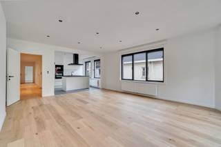 Midden in het bruisende centrum van Hasselt, vindt u op de Demerstraat ter hoogte van nummer 30 op de 2de verdieping, dit volledig gerenoveerd appartement terug! Volledig gerenoveerd, instapklaar afgewerkt en in een kleinschalige residentie! Kortom een unieke aanbieding.<br /><br />De ligging is ideaal: midden in het centrum met alle faciliteiten binnen handbereik van winkels, broodjeszaak tot kappers: u vindt het hier allemaal! De centrale ligging en vlotte bereikbaarheid zijn een extra voordeel.<br /><br />Het appartement met bewoonbare oppervlakte van 117 m² werd volledig gerenoveerd alsook de gemeenschappelijke lift en inkomdeur en maakt deel uit van een kleinschalige residentie van zes appartementen.<br /><br />De indeling is als volgt: inkomhal met toegang tot de leefruimte met open keuken, dewelke volledig uitgerust is met alle toestellen (vaatwasser - oven - microgolfoven - kookplaat - dampkap - kastruimte,...). De vele raampartijen zorgen voor veel natuurlijk licht. De hal geeft tevens tot twee slaapkamers, apart toilet en de badkamer. Deze laatste is voorzien van een ruime douche, wastafel met kastruimte, kolonkast en aansluiting voor het wasmachine. Via de achterste slaapkamer is het balkon toegankelijk met extra buitenberging. <br /><br />Het dak werd in aug. 2020 vernieuwd en geïsoleerd. <br /><br />Enkele pluspunten op een rijtje:<br />+ Stijlvol en gerenoveerd appartement<br />+ Top investering<br />+ Kwalitatieve materialen<br />+ Veel lichtinval dankzij grote ramen<br />+ Midden in het centrum van Hasselt!<br /><br />U merkt het: een prachtig en stijlvol appartement op een toplocatie in het centrum van Hasselt!<br /><br />Wenst u meer info of een bezoek ter plaatse? Neem contact met Valère Vangeel op het nummer 0472 32 34 24 of mail naar valere@vestio.com