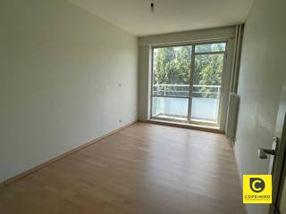 <p><span>Dit aantrekkelijke 3-slaapkamer appartement van 124m² bevindt zich biedt een ideale combinatie van comfort, ruimte en licht.</span></p><p><span> </span></p><p><span>Bij binnenkomst valt de woonkamer meteen op. Dankzij de grote ramen is er een fijne natuurlijke lichtinval en ruimtelijk gevoel. De houten vloeren met visgraatpatroon geven, in combinatie met de aanwezige sierhaard, de ruimte een warme en gezellige uitstraling. </span></p><p><span> </span></p><p><span>Aangrenzend is de vernieuwde keuken terug te vinden; deze werd van alle comfort voorzien. Er is een koelkast met aparte vriezer, keramisch vuur met dampkap, microgolfoven en standaard convectieoven voorzien. HIer vind je ook toegang tot een gezellig balkon.</span></p><p><span> </span></p><p><span>De drie slaapkamers zijn goed gesitueerd en bieden voldoende ruimte. Ze zijn voorzien van grote ramen die zorgen voor licht en ventilatie. De tweede slaapkamer heeft evenzeer toegang tot een balkon met groen uitzicht. Door het glasraam in de deur leent deze kamer zich eerder als werkkamer of bureau.</span></p><p><span> </span></p><p><span>De badkamer is functioneel ingericht met een groot ligbad, toilet en dubbele wastafel met spiegel. Verder is er nog praktische kastruimte en schuiven aanwezig. De afwerking is verzorgd en kwalitatief.</span></p><p><span>Daarnaast is er nog een tweede, aparte douchekamer aanwezig. Met de voorziene douchecabine en de wastafel biedt dit een handig alternatief voor de grote badkamer.</span></p><p><span> </span></p><p><span>In de nachthal van het appartement vinden we verder nog een apart toilet, enkele ingemaakte kasten, alsook een aparte berging waar de wasmachine en droogkast aangesloten kunnen worden.</span></p><p><span> </span></p><p><span>Bij het appartement zijn ook nog een aparte kelderberging, alsook een autostaanplaats inbegrepen.</span></p><p><span> </span></p><p><span> </span></p><p><span>Beschikbaarheid en kosten</span></p><p><span>Huurprijs: € 1.050,00/maand</span></p><p><span>Maandelijkse kosten: €175,00/maand (incl. provisie voor waterverbruik en verwarming)</span></p><p><span>Onmiddellijk beschikbaar</span></p><p><span> </span></p><p><span>Troeven</span></p><ul><li><span>Complete keuken</span></li><li><span>3 volwaardige slaapkamers</span></li><li><span>2 badkamers</span></li><li><span>Aparte berging met aansluiting voor wasmachine/droogkast</span></li><li><span>Autostaanplaats inbegrepen</span></li></ul>