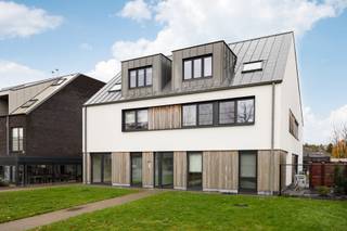 <p>BEZOEKDAG 7 FEBRUARI</p><p>Dit modern en energiezuinig <strong>BEN-appartement (E-peil 17)</strong> uit <strong>2022</strong> biedt een combinatie van hedendaags wooncomfort, lage verbruikskosten en een uitstekende ligging in het centrum van Sint-Job. De lichtrijke leefruimte geeft toegang tot een <strong>zuidwestgericht terras</strong> met een open, groen uitzicht zonder inkijk. De volledig uitgeruste keuken beschikt over een inductiekookplaat, combi-oven, vaatwasser, koelkast met vriesvak en voldoende kastruimte.</p><p>Het appartement telt twee volwaardige slaapkamers, een moderne badkamer met inloopdouche, dubbele lavabo en anti-condens spiegel, een apart toilet en een praktische berging. Dankzij de vloerverwarming, <strong>HR-glas</strong>, aluminium ramen, ventilatiesysteem en <strong>zonnepanelen</strong> geniet je hier van bijzonder lage energiekosten (EPC A).</p><p>Het gebouw is uitgerust met een <strong>lift</strong> en verkeert, net als het appartement, in uitstekende staat. Achteraan beschik je over een <strong>private autostaanplaats</strong>, aangevuld met <strong>twee gedeelde bewonersparkings</strong> voor extra comfort.</p><p>Een belangrijk financieel voordeel: dit appartement wordt verkocht <strong>onder registratierechten (2% of 12%) i.p.v. 21% btw</strong>, wat de aankoop aanzienlijk voordeliger maakt dan klassieke nieuwbouw. </p><h3><strong>Plan nu je bezoek en ontdek dit BEN-appartement zelf.</strong></h3>