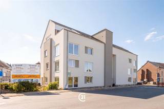 <p><span>Wonen met prachtig zicht in Residentie Jean D'Arme</span></p><p><span>Ontdek dit stijlvol 1-slaapkamer appartement op de 2de verdieping van Residentie Jean D'Arme. Een ideale combinatie van modern wooncomfort, veel lichtinval en een zonnig terras waar u volop geniet van een prachtig open uitzicht rondom.</span></p><p><span>Dankzij de unieke ligging aan de rand van het centrum woont u hier rustig, terwijl winkels, openbaar vervoer en alle voorzieningen zich vlakbij bevinden. Perfect als eigen stek, slimme investering of comfortabele uitvalsbasis.</span></p><p><span>Extra troef: mogelijkheid tot aankoop van een ruime berging, privatieve staanplaats en/of garage. Bovendien worden deze appartementen verkocht onder registratierechten in plaats van btw, wat een aantrekkelijk financieel voordeel oplevert.</span></p><p><span>De vermelde prijs is exclusief registratiekosten, aansluitingskosten en eventuele aankoop van garage, staanplaats en/of berging.</span></p><p><span>Kom dit unieke appartement ontdekken, én maak meteen een afspraak. Reeds 30% VERKOCHT!</span></p>