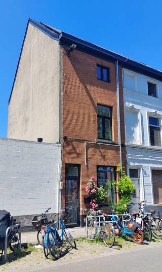 Bezoekmoment op 19/09.<br />Ruime stadswoning op toplocatie nabij het historisch centrum van Gent.<br />Op een uitstekende locatie vlak bij het historisch centrum van Gent bevindt zich deze ruime en lichtrijke stadswoning van maar liefst 165 m². De woning ligt recht tegenover het park en vlakbij heel wat winkels. De woning onderscheidt zich door haar veelvuldige lichtinval, royale slaapkamers en flexibele indeling, waardoor ze perfect kan meegroeien met de noden van een gezin, koppel of thuiswerker.<br /><br />Op het gelijkvloers kom je binnen in een flexibele ruimte die naar eigen wens kan worden ingericht als bureau, fietsstalling of extra leefruimte. Verder bevindt zich hier de leefruimte met aansluitend de toegang tot de kelder en de leefkeuken, een ideale plek om samen te komen met familie en vrienden. Vanuit de leefruimte is er toegang tot de gezellige stadstuin van ca. 30 m², een fijne plek om in de zomer de bbq aan te steken.<br />De eerste verdieping beschikt over twee ruime slaapkamers die dankzij de grote ramen bijzonder aangenaam en lichtrijk zijn.<br />Op de tweede verdieping vinden we een badkamer en een derde grote slaapkamer. Met een vaste trap kom je in de zolderverdieping die momenteel nog een opfrisbeurt kan gebruiken. Deze ruimte biedt bovendien interessante mogelijkheden om de woning verder uit te breiden met bijvoorbeeld een vierde slaapkamer.<br /><br />Een interessante woning voor wie centraal in Gent wil wonen zonder in te leveren op ruimte. Dankzij de grote kamers, de lichtrijke ruimtes, de stadstuin en de uitbreidingsmogelijkheden biedt deze woning zowel vandaag als op lange termijn heel wat potentieel.<br /><br />De woning is beschikbaar vanaf april 2027.<br /><br />Geïnteresseerd in dit pand? Neem dan contact op via filipsvancleeflaan37@gmail.com<br />
