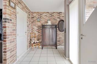 <strong>Gelijkvloerse woning met grote tuin te koop in Meerhout</strong><br /><br />Deze instapklare woning geniet van een vlotte en centrale ligging in Meerhout.  Winkels, scholen en dagelijkse voorzieningen bevinden zich op zeer korte afstand. De buurt combineert een aangename woonomgeving met een uitstekende bereikbaarheid naar omliggende gemeenten en de E313. Dankzij de nabijheid van fietspaden en groene omgevingen is dit een ideale locatie voor wie houdt van wandelen en fietsen.<br /><br />We betreden de woning via de ruime inkomhal (6,48m²), waar zich een gastentoilet (1,45m²) en een eerste ruime slaapkamer (15,23m²) bevinden. De lichtrijke woonkamer (44,42m²) vormt het centrale punt van de woning en geniet dankzij de grote raampartijen van veel natuurlijke lichtinval. Het hoge plafond springt meteen in het oog. Daarnaast is deze leefruimte uitgerust met een airco en een pelletkachel, wat bijdraagt aan het wooncomfort. Vanuit de woonkamer zijn alle andere ruimtes van de woning vlot bereikbaar.De badkamer (6,80m²) beschikt over een enkele lavabo, een toilet en een bad. De volledig geïnstalleerde keuken (19m²) is afgewerkt met een stijlvol marmeren werkblad en voorzien van een gasfornuis met vijf kookpitten.<br />Verder telt de woning nog twee zeer ruime slaapkamers (16m² en 23m²). De grootste kamer bestond oorspronkelijk uit twee afzonderlijke slaapkamers, waardoor de mogelijkheid bestaat om opnieuw een scheidingswand te plaatsen en zo een vierde slaapkamer te creëren. Beide kamers hebben nog over een afzonderlijke deur naar de hal.<br />Er is ook een praktische wasruimte (12,03m²) met aansluitingen voor wasmachine en droogkast. Daarnaast is hier ook een ruime inloopdouche voorzien.<br /><br />De woning beschikt over een grote kelder (26m²), ideaal als extra bergruimte. Hier werd recent nog een nieuwe vloer gegoten. Bovendien is onder de volledige woning een kruipkelder aanwezig.<br /><br />Buiten geniet je van een mooi en ruim perceel. Aan de voorzijde zorgt een automatische toegangspoort voor extra privacy waardoor de woning volledig is afgesloten van de straat. Achteraan strekt zich een ruime tuin uit waar je in alle rust van de zon kunt genieten.<br /><br />Parkeren vormt hier geen enkel probleem dankzij de ruime oprit, een garage (25m²) en twee carports. Daarnaast beschikt het perceel nog over een praktisch werkhuis (22m²) en een tuinhuis (19m²), ideaal voor hobbyisten of extra opslagruimte.<br /><br />De woning voorzien van centrale verwarming op aardgas via radiatoren. Overal zijn rolluiken aanwezig en in 2014 werden alle daken vernieuwd. De elektrische installatie is conform het AREI.<br />Daarnaast zijn er 15 zonnepanelen aanwezig met een totaal vermogen van 6.800 Wp. De berekende energiescore bedraagt 362 kWh/(m² jaar), wat resulteert in een EPC-label D.<br /><br />Spreekt deze leuke gezinswoning jullie aan? Contacteer ons via info@bosmanvastgoed.be voor meer info of een bezoek ter plaatse. Wij helpen jullie graag verder!