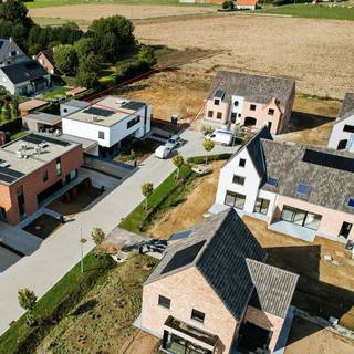 Deze bouwgrond is gelegen nabij het centrum van Roeselare in een zeer rustige en doodlopende straat.  De oriëntatie van deze grond is...