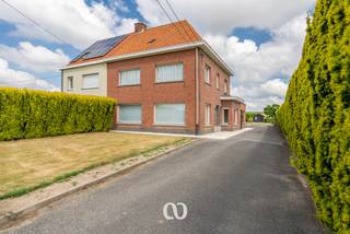 Eerste BEZOEKMOMENT op 15/07 – Plan eenvoudig uw afspraak via onze website.<br /><br />Bent u op zoek naar een rustig gelegen woning met een prachtig uitzicht, die u volledig naar uw eigen smaak kunt renoveren? Dan is dit de ideale opportuniteit.<br /><br />Deze woning geniet van een unieke ligging tussen de velden, met weidse verzichten als absolute troef. Er is bovendien een mogelijkheid om de aangrenzende percelen tot een maximum van ongeveer 6250 m² bij aan te kopen. Dit kan handig zijn voor wie houdt van een grote tuin of paarden. Ondanks de landelijke rust bevindt u zich op slechts enkele minuten van het centrum van Oudenaarde. Dankzij de degelijke constructie vormt deze eigendom bovendien de perfecte basis om uw droomwoning te realiseren.<br /><br />Indeling:<br />-Kelder: Handige, droge kelder<br />-GLV: Via de uitnodigende inkomhal betreedt je de lichtrijke leefruimte. Aansluitend volgt de keuken met veranda en berging. Er is tevens nog een eerste slaapkamer/bureau op het gelijkvloers. Buiten is er ook nog een garage en verschillende tuinbergingen.<br />-1stV: De nachthal geeft toegang tot 3 ruime slaapkamer en een badkamer.<br />-2deV: Zeer ruime zolder toegankelijk via een uitschuiftrap. <br /><br />Droomt u van wonen in een groene en rustige omgeving, omringd door prachtige vergezichten? Mis deze unieke kans niet en plan vandaag nog uw bezoek. Laat u verrassen door de mogelijkheden die deze eigendom te bieden heeft.