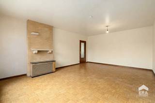 <p><strong>Appartement met 3 slaapkamers te koop aan de rand van Eeklo!</strong></p>

<p>Op zoek naar een appartement met ruimte en mogelijkheden? Dit appartement, gelegen aan de rand van Eeklo, bevindt zich in een kleinschalig gebouw met slechts 6 appartementen, wat zorgt voor een aangename en rustige woonomgeving.</p>

<p>Het appartement beschikt over <strong>3 slaapkamers</strong> en biedt tal van mogelijkheden om het naar eigen smaak en wensen verder in te richten, op te knappen en te moderniseren. Dankzij het gunstige EPC-label B is er <strong>geen renovatieverplichting</strong>, wat dit pand extra interessant maakt voor wie op zoek is naar een betaalbare woonopportuniteit met potentieel.</p>

<p>Ook de ligging is een absolute troef! Winkels, scholen, het park, het station en het openbaar vervoer bevinden zich in de nabije omgeving. Bovendien is er parkeergelegenheid in de buurt.</p>

<p><strong>Een interessante opportuniteit voor starters, gezinnen of investeerders</strong> die op zoek zijn naar een appartement met drie slaapkamers, een gunstig EPC en mogelijkheden om er hun eigen thuis van te maken.</p>