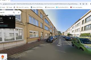 INSTAPKLAAR GELIJKVLOERSAPPARTEMENT – 1 SLAAPKAMER – GROENE STADSTUIN – OVERDEKT TERRAS – PRIVATE KELDER - GEEN SYNDICUS - RUSTIGE STRAAT - MOBISCORE 9,1<br />Ideaal voor alleenstaanden, koppels of starters<br /><br />Energiezuinig dankzij EPC C 265 kWh. <br /><br />Perceeloppervlakte : 196m² Bebouwde opp.: 73m³ Tuin en terras: 106m2<br /><br />Indeling:<br />Een centrale hall in het appartement geeft toegang tot de woonkamer, slaapkamer, keuken en wc met handwasser en douchecel.<br /><br />DE WOONKAMER (32 m2) met aangename lichtinval en laminaatvloer in goede staat, is vooraan gelegen en voorzien van PVC, dubbelglas en elektrische rolluiken.<br /><br />De zeer ruime, lichte en stille SLAAPKAMER ( 18 m2) met laminaatvloer, bevindt zich achteraan, tegen de tuin en heeft rolluiken. Ideaal bruikbaar als master bedroom of als combinatie van slaap- en werkruimte.<br /><br />DE KEUKEN ( 8.6 m2), eveneens aan tuinzijde is licht en voorzien van inbouwtoestellen (ijskast/diepvries, gasvuur met oven en dampkap). Er is ruimte en aansluiting voorzien voor wasmachine, droogkast en/of afwasmachine.<br /><br />De keuken geeft toegang tot een rustig, overdekt TERRAS (16 m2) met uitzicht op de rustige, groene tuin (90 m²).<br /><br />DE TUIN is zuid-oost georiënteerd, helemaal ommuurd, heeft een grasperk, is helemaal aangeplant en biedt de nodige privacy. Achteraan is er een bruikbaar tuinhuis. <br /><br />In elke ruimte van het appartement is centrale verwarming. De verwarming is individueel op gas via een hoogrendementsketel die in 2025 werd vernieuwd. Ook de elektriciteit in het appartement is conform het AREI.<br /><br />DE KELDER heeft een gemeenschappelijk deel waar alle nutsvoorzieningen zijn Er zijn 2 afsluitbare ruimtes , bruikbaar voor opslag, hobbyruimte met werkbank of voorraad.<br /><br />Het dak van het gebouw werd in 2006 conform de norm 2020 geïsoleerd.<br /><br />Geen syndicus en dus geen algemene kosten.<br /><br />