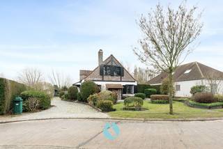 Charmante woning met riante tuin op een perceel van 1.061 m² in een rustige verkaveling te Evergem.Hier komt u tot rust, omgeven door het groen dat...