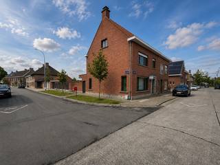 Gunstig gelegen op te frissen/te renoveren hoekwoning in de centraal gelegen Sint-Rafaëlswijk. Gelegen op een perceel van 215m² en een bewoonbare oppervlakte van 181m².<br /><br /><u>Indeling</u><br />inkomhal, lichtrijke leefruimte met aanpalende veranda, geïnstalleerde keuken, ruime buitenberging. Op verdieping: 3 volwaardige slaapkamers en badkamer. Grote zolder via trapluik en kelder.<br />De woning beschikt over een aangename afgesloten zuidgerichte tuin en een aparte garage<br /><br /><br /><u>Troeven</u><br />+ geen renovatieverplichting<br />+ gunstige ligging nabij scholen, centrum,...<br />+ aparte garage<br />+ hoekwoning<br /><br />Contacteer Martine voor een bezoek ter plaatse via 0479/28.82.99 of info@immo-lys.be<br /> 
