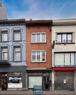 SOUS OPTION Braine-le -Comte, au coeur du centre ville et à quelques pas de la gare, jolie maison de commerce joliment rénovée offrant un bel...