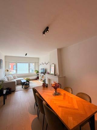 Instapklaar gelijkvloers appartement met unieke, zonnige privé tuin van 110 m² in Wilrijk<br /><br />Bent u op zoek naar een instapklaar appartement met een uitzonderlijk grote tuin? Dan is dit volledig gerenoveerde gelijkvloerse appartement in Wilrijk beslist een bezoek waard.<br /><br />Dit verzorgde appartement van 72 m² werd in 2020 volledig gerenoveerd en is onmiddellijk instapklaar. Dankzij de grote raampartijen geniet u de hele dag van een aangename lichtinval. Het appartement beschikt over een ruime leefruimte, een moderne keuken, twee slaapkamers met ingebouwde kasten en een verzorgde badkamer.<br /><br />De absolute troef is de privétuin van maar liefst 110 m². Een unieke buitenruimte waar u in alle rust kunt genieten, tuinieren of gezellig tafelen met familie en vrienden.<br /><br />Extra troeven:<br /><br />* Gelijkvloers appartement<br />* Bewoonbare oppervlakte: 72 m²<br />* Twee slaapkamers<br />* Volledig gerenoveerd in 2020<br />* Dak gerenoveerd in 2024<br />* Instapklaar<br />* Geen renovatieplicht<br />* Private kelder<br />* Kleinschalig en verzorgd gebouw (bouwjaar 1959) met 3 appartementen<br />* Lage gemeenschappelijke kosten: slechts € 75 per maand<br />* EPC 249kWh/m² jaar<br />* Elektrische installatie conform<br />* Asbestattest aanwezig<br /><br />Het appartement is uitstekend gelegen in een aangename woonomgeving, op wandelafstand van Park Den Brandt en het Middelheimpark. Winkels, scholen en openbaar vervoer bevinden zich in de directe omgeving, terwijl u dankzij de vlotte aansluiting op de autosnelwegen snel alle richtingen uit kunt.<br /><br />Vraagprijs: € 349.000<br /><br />Neem gerust contact op voor meer informatie of een bezichtiging.