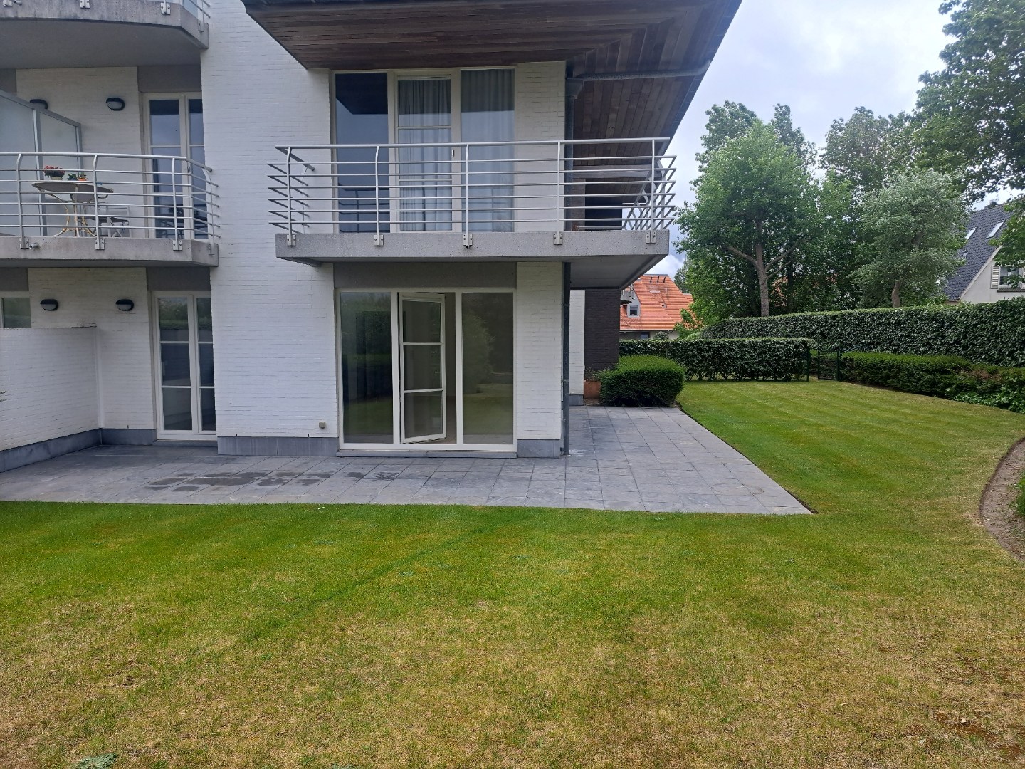 RUIM VERZORGD GELIJKVLOERS   WOONAPPARTEMENT IN VILLA RESIDENTIE OP WANDELAFSTAND VAN HET STRAND - foto 2