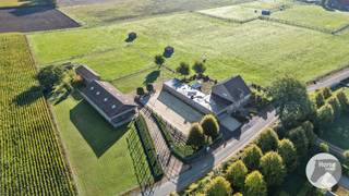 BREE - Charmante villa op 6ha54 met stalgebouw<br /><br />Op de grens met Gruitrode (Oudsbergen) treffen we, in een heel landelijk en rustige omgeving, deze charmante villa aan op maar 6ha54 met een straatbreedte van maar liefst 440meter ! Zowel links, rechts als achteraan is er enkel zicht op eigen terrein.<br /><br />Vooraan zijn er 2 praktische overdekte staanplaatsen die toegang geven tot de aanbouw met langs de voor -en achter zijde een dubbele garage waartussen opslagruimtes.<br />Deze aanbouw (145m²) zou ook zeker geschikt zijn voor het inrichten van een praktijk.<br /><br />De woning zelf werd gebouwd in 1992 met zeer degelijke materialen en heeft een bewoonbare opp. van 261m². Ze omvat een zeer ruime inkomhall met apart toilet, toegang tot een bureel of extra slaapkamer, badkamer, een zeer ruime lichtrijke leefruimte met open haard dewelke net zoals de keuken wijds zicht heeft op eigen weilanden.<br />De eerste verdieping omvat 3 ruime slaapkamers, een dressing en een 2e ruime badkamer.<br /><br />Ook op het terras en in de tuin is het genieten van de rust en het mooie open zicht op de weilanden rondom.<br /><br />De woning kan een goed EPC attest voorleggen (C, 264kWh) waardoor geen renovatieverplichting alsook een conforme elektriciteitskeuring.<br /><br />De eigendom is volledig omheind en voorzien van een poort met oprijlaan die toegang geeft tot de verschillende gebouwen. Het stalgebouw (24mx9m75) omvat 8 paardenstallen waaronder 1 merrie/veulen box waarnaast nog verschillende opslagplaatsen en een wasplaats. Via een vaste trap is er tevens ook een zeer ruime zolderverdieping.<br /><br />De weilanden zijn netjes onderverdeeld en voorzien van verschillende schuilstallen. Ook is er een opslagplaats (15mx5m50) aanwezig voor tractor en hooi.<br />Naast de woning ligt een gedraineerde buitenpiste voorzien van verlichting.<br /><br />Wil u genieten van rust en privacy nabij de fiets - en ruiterpaden (knooppunt 52) en dit toch op amper 3km van het centrum van Bree en nabij wedstrijdaccommodaties? <br /><br />Ontdek de vele troeven van deze degelijk gebouwde en steeds goed onderhouden ! Contacteer ons voor een bezoek op 053/60.65.66