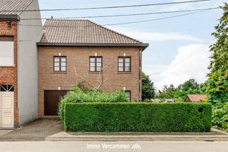 <p><span>Solide gezinswoning met 3 (mogelijk 6!) slaapkamers, uiterst gunstig gelegen te Sint-Katelijne-Waver.</span></p><p><span> </span></p><p><span>Deze mooie woning werd steeds met de grootste zorg onderhouden. De woning biedt met zijn verrassend ruime bewoonbare oppervlakte en functionele en doordachte indeling heel wat mogelijkheden. Op het gelijkvloers is er een riante en lichtrijke woonkamer met aansluitend een leefkeuken. Een inpandige garage en aansluitend berging en wasplaats zorgen voor heel wat stockageruimte. De nachthal op de eerste verdieping geeft toegang tot 3 slaapkamers en een badkamer.Een ruime zolderverdieping en een bergruimte naast de garage bieden echter opties tot extra kamers. En indien u niet binnen wenst te vertoeven kan u heerlijk tot rust komen in de aangename, zonnige tuin - perfect zuidwest georiënteerd.</span></p><p><span> </span></p><p><span>Een unieke kans voor wie een woning zoekt gelegen op een ware A-locatie te Sint-Katelijne-Waver, een zeer rustige, kindvriendelijke straat nabij Pasbrug en stad Mechelen, met winkels, scholen, sport- en ontspanningsmogelijkheden op fiets- of wandelafstand. Vlotte bereikbaarheid is tevens een troef, een centrale ligging tussen Brussel en Antwerpen, treinstation op fietsafstand en nabij fietsostrade.</span></p><p><span> </span></p><p><span>Bezoek enkel na afspraak, vrijblijvende info op kantoor: 015/755 444 of <span>info@immovercammen.be</span></span><span> </span></p><p><span> </span></p>