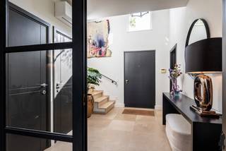 Luxe gerenoveerde villa met zwembad, poolhouse en ruime tuin te Poppel. Aan de rand van Poppel, op een perceel van ca. 1.550 m², bevindt zich...