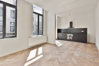 !!!Gelieve uw bezoekaanvraag per e-mail te sturen naar info@rochtusvastgoed.be, met vermelding van uw naam, gsm-nummer en het adres van het te bezoeken pand!!!<br /><br />Dit instapklare appartement is gelegen in de Breydelstraat te Antwerpen, op wandelafstand van de Meir, de Rooseveltplaats en het Centraal Station. Dankzij de uiterst centrale ligging bevinden winkels, openbaar vervoer, horeca en alle nodige voorzieningen zich in de onmiddellijke nabijheid.<br /><br />Het appartement bevindt zich op de eerste verdieping en verkeert in uitstekende staat van onderhoud en werd volledig gerenoveerd. Aan de voorzijde bevindt zich de lichtrijke leefruimte met open keuken. Dankzij de vele raampartijen geniet deze ruimte van een aangename natuurlijke lichtinval. De keuken is volledig geïnstalleerd en voorzien van een vaatwasmachine, wastafel met kraan, oven, koelkast en voldoende opbergkasten.<br /><br />De badkamer is modern ingericht met een inloopdouche, badkamermeubel, toilet en aansluiting voor de wasmachine.<br />Achteraan bevinden zich twee volwaardige slaapkamers, beide met toegang tot het ruime terras van maar liefst 45 m². Dit terras vormt een absolute meerwaarde en biedt voldoende ruimte om aangenaam buiten te vertoeven.<br /><br />Verder beschikt het appartement over dubbele beglazing en werden de muren volledig geïsoleerd. Gas en elektriciteit zijn individueel. De gemeenschappelijke kosten bedragen €30 per maand voor het waterverbruik.<br /><br />Kortom, een volledig gerenoveerd en instapklaar appartement met twee slaapkamers en een uitzonderlijk ruim terras, gelegen op een toplocatie in het centrum van Antwerpen.