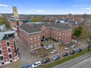 PRIJS OP AANVRAAGOntdek een unieke kans in Tongeren: een uiterst luxueus appartement (2008) van 365 m² met een zonnig terras op een toplocatie, met...