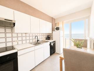 Op zoek naar een comfortabel en recent appartement vlak bij zee? Dan is dit stijlvolle gemeubeld tweeslaapkamerappartement op de negende verdieping precies wat u zoekt. Met een prachtig uitzicht over het strand en de zee, is het appartement zeer centraal gelegen, nabij diverse handelszaken, onderwijsinstellingen en het openbaar vervoer.<br /><br />Via de inkomhal heeft u enerzijds toegang tot de woonkamer voorzien van grote raampartijen die toegang geven tot het terras met zicht op zee. aansluitend vindt u de keuken, die is voorzien van een kookplaat met bijhorende dampkap, spoelbak, koelkast met vriezer, vaatwasser en oven. Naast de keuken vind men ook een handige berging met aansluiting voor een wasmachine en droogkast. Verder biedt de inkomhal toegang tot de twee slaapkamers met een terras aan de achterzijde van het gebouw. Anderzijds biedt de inkomhal toegang tot de badkamer, voorzien van een inloopdouche, een bidet, een lavabo en verscheidene kasten. Daarnaast vindt men ook nog een apart gastentoilet.<br /><br />Er bestaat de mogelijkheid tot het bijkomend huren van een garagebox onder het Leopoldpark tegen een maandelijkse huurprijs van €150.<br /><br />Een unieke kans aan de kust, waar licht, ruimte en ligging samenkomen.<br /><br />Aarzel niet langer en leg onmiddellijk uw bezoek vast!<br /><br />Beschikbaar vanaf 1 September 2026<br /><br />Provisie verwarming: €50/maand.<br /><br />Provisie algemene kosten: €70/maand.<br /><br />