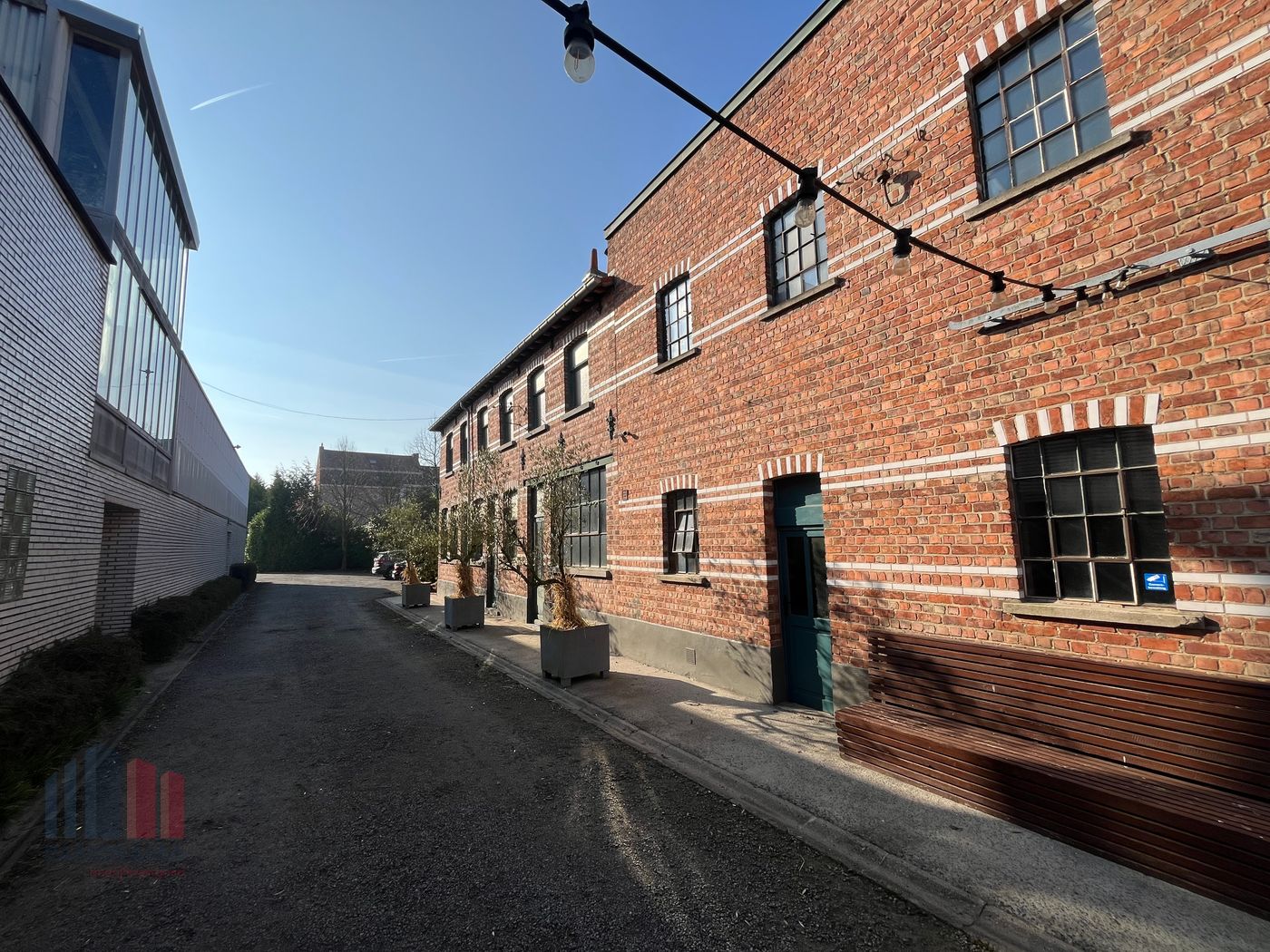 Office with industrial character and prime location in Drongen - photo 1