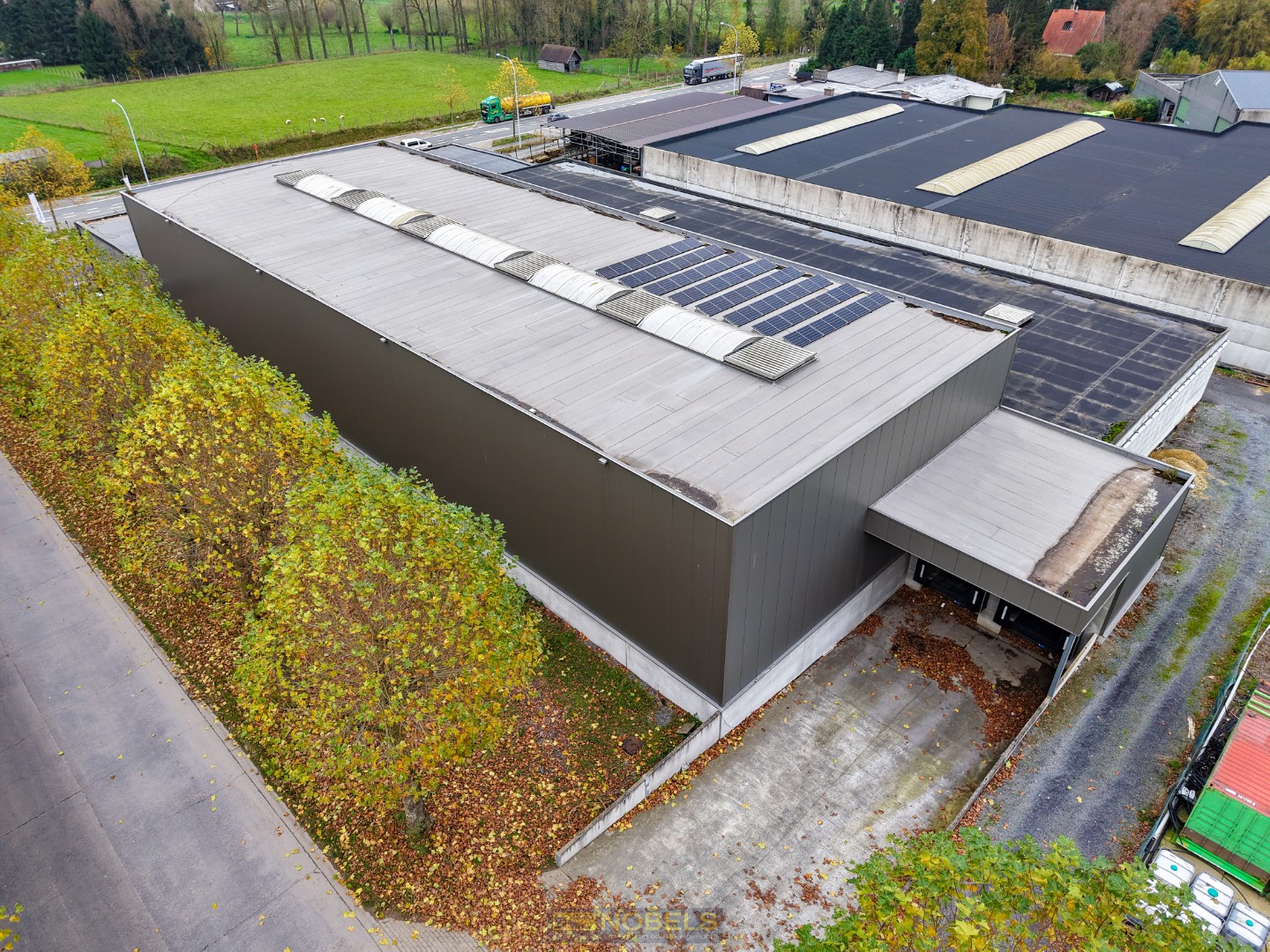 Te huur ruim, industrieel magazijn met laadkades gelegen in industriezone Ronse - foto 2