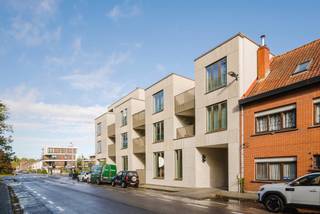 <p><span><strong>Voor info bel Anthony 0488 14 62 77<br /><br />Ligging:<br /><br /></strong></span>Residentie Hutsepoort is gelegen in Zwijnaarde, een residentiële omgeving vlakbij het Parkbos. <br />Het Technologiepark, winkels, scholen, Universitair Ziekenhuis, openbaar vervoer en recreatiemogelijkheden liggen in de onmiddellijke omgeving. <br />Vanuit deze locatie is Gent Centrum vlot bereikbaar met de fiets of het openbaar vervoer. <br />Met de auto bereikt u binnen een paar minuten de E40, E17, R4.<br /><br /><span><strong>Project - indeling:<br /><br /></strong></span>In deze kleinschalige residentie Hutsepoort van 20 appartementen, kunnen we u 1, 2 en 3 slaapkamer appartementen aanbieden met ruime terrassen.<br /><br />Hutsepoort wordt een BEN project (Bijna Energie Neutraal). De vloerverwarming, warmtepomp met mogelijkheid tot koeling, ventilatie D en fineerparket bezorgen u een optimaal leefcomfort. <br /><br />U hebt zelf ook inspraak in de afwerking van het appartement. De gemeenschappelijke tuin van Hutsepoort is voorzien van een groenzone met vijver en een zonneterras. Er is een mogelijkheid tot aankoop van een ondergrondse parkeerplaats.<br /><br />Kortom een schitterende locatie om te wonen of om te investeren.<br /><br />Profiteer van het verlaagd BTW-tarief van 6%, indien u aan de voorwaarden voldoet. Nieuw voor investeerders: het 6% BTW-tarief geldt nu ook voor aankopen die gedurende 15 jaar verhuurd worden (onder de toepasselijke wettelijke voorwaarden). <br />Dat verlaagt de aankoopkost en kan uw netto-rendement aanzienlijk verbeteren.</p>
<p>Voor info bel Anthony op 0488 14 62 77</p>