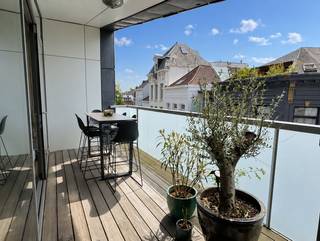 Ideaal gelegen en ruim gemeubeld appartement van ca 99 m² (cfr. EPC) op de derde verdieping van een verzorgd gebouw in hartje Antwerpen...