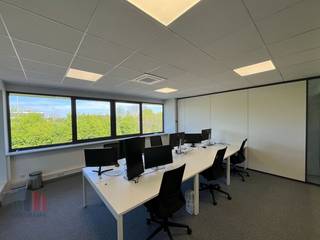 Instapklare kantoorruimte met een totale oppervlakte van<strong> 339 m²</strong> beschikbaar voor verhuur. Deze aantrekkelijke ruimte is uitstekend gelegen <strong>NAAST de E40</strong>, waardoor een snelle verbinding gegarandeerd is. Slechts 1 minuut rijden brengt u bij afrit 14 Sint-Denijs-Westrem. Ook met het openbaar vervoer is deze locatie vlot bereikbaar.<br /><br />De kantoorruimte bevindt zich op de<strong> tweede verdieping </strong>en is praktisch ingedeeld in twee aparte zones: een grotere ruimte van 237 m² en een compacte ruimte van 102 m². Deze indeling biedt flexibiliteit en is ideaal voor zowel grotere teams als meer individuele werkruimtes. Het kantoor beschikt over moderne faciliteiten, waaronder een landschapskantoor, een vergaderzaal, een afzonderlijk bureel en grote raampartijen.<br />Bovendien zijn er ruime parkeermogelijkheden beschikbaar bij het gebouw. Deze kantoorruimte is instapklaar en onmiddellijk beschikbaar.<br /><br />Heeft u interesse? Neem vandaag nog contact op met<strong> PANORAMA B2B GENT KANTOREN</strong> voor meer (technische) informatie, gedetailleerde plannen of om een vrijblijvend plaatsbezoek in te plannen via <strong>0477 44 39 30</strong>.