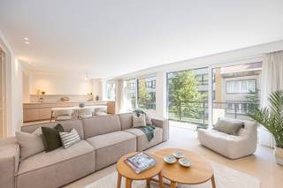 <p>VOLLEDIG VERNIEUWD APPARTEMENT VAN 130 M² MET 3 SLAAPKAMERS IN HET CENTRUM VAN OOSTENDE<br />In de residentie Sirmione, gelegen in de rustige Kaaistraat, bevindt zich dit volledig vernieuwde appartement van 130 m². Dankzij de centrale ligging bevinden winkels, restaurants, de jachthaven, het station en de zeedijk zich op wandelafstand.<br />De ruime inkomhal met ingemaakte kasten geeft toegang tot de woonkamer. Een stijlvolle metalen deur vormt een elegante scheiding tussen de inkomhal en de leefruimte. De grote raampartijen zorgen voor een aangename lichtinval. Aansluitend bevindt zich de luxueus ingerichte open keuken, afgewerkt met oog voor detail.<br />Verder beschikt het appartement over drie ruime slaapkamers, telkens voorzien van ingemaakte kasten. Vanuit de slaapkamers is er toegang tot het balkon. Daarnaast zijn er een stijlvol afgewerkte badkamer, een praktische berging en een afzonderlijk toilet.<br />Een privatieve kelder biedt extra bergruimte. In de buurt bestaat de mogelijkheid om een garage of parkeerplaats te huren.<br />Door de recente renovatie, de kwalitatieve afwerking, de praktische indeling en de centrale ligging is dit appartement een uitstekende keuze als vaste woonst, tweede verblijf of investering.</p>

<ul>
	<li>Oppervlakte: 130 m²</li>
	<li>Luxueuze afwerking</li>
	<li>Veel ingemaakte kasten</li>
	<li>Privatieve kelder</li>
	<li>KI: € 1.192</li>
	<li>Mogelijkheid tot huren van een parkeerplaats in de buurt</li>
	<li>EPC: 179 kWh/m²</li>
</ul>