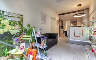 Discover this attractive, strategically located ground-floor commercial property with terrace and beautiful garden in the heart of the lively...