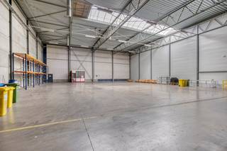 Ce centre de distribution récent est situé à Dilsen-Stokkem, stratégiquement situé entre l'E314 et la frontière néerlandaise, avec une combinaison d'environ 15 000 m² d'espace d'entrepôt et de bureaux en option. Grâce à la connexion directe à l'E314, ce site bénéficie d'une excellente accessibilité aux principaux centres logistiques de Belgique et de la région frontalière avec les Pays-Bas.<br /><br />L'entrepôt a une superficie d'environ 15 000 m² et convient à diverses activités logistiques. De plus, des places de parking sont prévues sur le site et il est possible de louer des bureaux supplémentaires.<br /><br />Spécifications<br /><br />- hauteur libre : env. 4,5 m à 8 m<br />- possibilité de quais de chargement<br />- 5 portes sectionnelles<br />- bonne accessibilité pour le trafic de marchandises<br /><br />Le bâtiment est immédiatement disponible et constitue une opportunité intéressante pour les entreprises à la recherche d'un espace logistique stratégiquement situé dans le Limbourg.<br /><br />Intéressé ? jeroen.saenen@hotmail.com - 0472 18 38 10