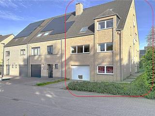 Belle villa 3 façade consruite en 2009 sur un terrain de 3 ares dans quartier très calme. Salon et salle à manger +/- 55m² - bureau - cuisine...