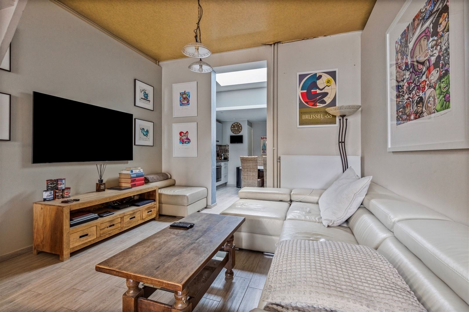 Gerenoveerde rijwoning met 3 slaapkamers en doorgang achteraan. - foto 4