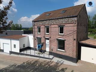 <p><span>MAISON TRÈS SPACIEUSE AVEC 4 CHAMBRES ET 2 GARAGES</span></p><p><span>Prix indicatif : 349.500 euros</span></p><p><span> </span></p><p><span>Cette maison entièrement rénovée (toiture, cuisine, salle de bains, sols, plomberie et électricité) est très spacieuse et lumineuse.</span></p><p><span>Au rez-de-chaussée, il y a 2 grands salons et une cuisine ouverte.</span></p><p><span>Il y a également une terrasse fermée au rez-de-chaussée.</span></p><p><span>Premier étage : - chambre 1 : +- 16 m²</span></p><p><span>                          - chambre 2 : +- 17 m²</span></p><p><span>                          - terrasse spacieuse avec vue sur les champs</span></p><p><span>Deuxième étage :  - chambre 3 : +- 18 m²</span></p><p><span>                             - chambre 4 : +- 18 m²</span></p><p><span>Favorable Epc C.</span></p><p><span> </span></p><p><span>TROEVEN : - chambre</span></p><p><span>                      - 4 grandes chambres</span></p><p><span>                      - 2 garages</span></p><p><span>                      - 2 terrasses</span></p><p><span>                      - entièrement rénové</span></p><p><span>                      - electricité conforme AREI</span></p><p><span> </span></p><p><span>Extrait d'urbanisme/information sur demande !</span></p><p><span>Pour info ou visite appelez 0475/51.40.73 ou envoyez un email à info@svena.be.</span></p><p><span> </span></p><p><span>Ces données sont purement informatives et nous ne pouvons pas être tenus responsables pour d'éventuelles inexactitudes.</span></p><p><span>La surface habitable est donnée à titre indicatif.</span></p><p><span> </span></p>