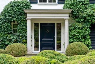 Op één van de meest gegeerde locaties van Brasschaat centrum bevindt zich deze charmante villa op een ruim perceel, waar rust, privacy en...