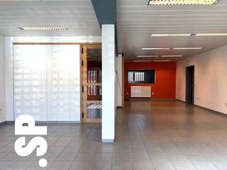 Het pand heeft de volgende indeling: Grote ruimte die momenteel is onderverdeeld (dmv wegneembare wanden) in een receptie, bureel en werkruimte (96m²). Achteraan is een berging voorzien (tegels; 5m²), 2 toiletten en een ingerichte keuken (tegels; kasten, dampkap, keramisch kookvuur, dubbele spoelbak, vaatwasser en koelkast; 15m²).<br /><br />Achteraan zijn 2 privatieve autostaanplaatsen voorzien. Vooraan het gebouw is er een parking voor cliënteel aanwezig.<br /><br />Het pand is geschikt voor volgende doeleinden: stockage, winkelruimte, burelen, vrije beroepen, etc. Geen horeca toegelaten!<br /><br />- Energielabel B<br />- CV = Aardgas<br />- Veiligheidsrolluiken voorzien aan de binnenkant!<br /><br />Voor bijkomende inlichtingen of een bezoek ter plaatse kan u steeds vrijblijvend contact opnemen met Immo S|P op het nummer 014/59.10.20. of via info@immosp.be.