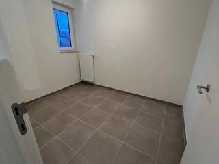 In het charmante Westrozebeke, een deelgemeente van Staden, bevindt zich dit modern nieuwbouwappartement met twee slaapkamers, gelegen op de tweede verdieping.<br /><br />Bij het betreden van het appartement kom je in een ruime inkomhal die directe toegang biedt tot de eerste slaapkamer en de technische berging. Verder bereik je via de hal de stijlvolle badkamer, uitgerust met een wastafel en een comfortabele inloopdouche. Het appartement beschikt daarnaast over een tweede, ruimere slaapkamer. De lichtrijke leefruimte met open keuken vormt het centrale leefgedeelte van het appartement. <br /><br />Dankzij de doordachte indeling en hedendaagse afwerking geniet u hier van een hoog wooncomfort. Het pand is bovendien uitgerust met zonnepanelen en beschikt over centrale verwarming op aardgas, wat bijdraagt aan een energiezuinige en efficiënte woonoplossing.<br /><br />Beschikbaar vanaf 01-05-2026.<br /><br />