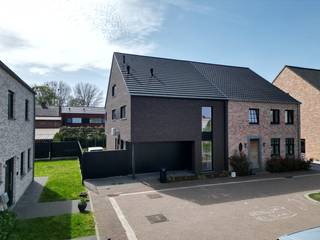 <u><strong>Prachtige moderne gezinswoning in kindvriendelijke buurt te Maasmechelen (In de Leym 7)</strong></u><br /><br />Bent u op zoek naar een ruime, energiezuinige woning in een rustige en kindvriendelijke omgeving? Dan is deze prachtige woning, gelegen in een doodlopende straat te Maasmechelen, precies wat je zoekt. De ligging garandeert weinig verkeer en een veilige omgeving voor kinderen, terwijl je toch geniet van een vlotte bereikbaarheid en een aangename woonbuurt.<br /><br />Deze recente woning (bouwjaar eind 2019) beschikt over een bewoonbare oppervlakte van maar liefst 275 m² en is gelegen op een perceel met een tuin van 2 are 91 ca. De woning combineert ruimte, comfort en moderne afwerking.<br /><br /><strong>Indeling</strong>:<br />Bij het betreden van de woning kom je terecht in een ruime, open inkomhal met een indrukwekkende vide die zorgt voor een extra gevoel van ruimte en licht. Hier bevinden zich tevens een gastentoilet en een technische berging, die ook langs buiten bereikbaar is via een zijdeur.<br /><br />De inkomhal geeft toegang tot de lichtrijke leefruimte met airconditioning. De open woonkamer staat in directe verbinding met de stijlvolle zwarte designkeuken met keramisch werkblad. Deze is volledig uitgerust met kwalitatieve toestellen: een oven, magnetron, vaatwasser en een inductiekookplaat met ingebouwde afzuiging. Dankzij de grote raampartijen geniet de leefruimte van een overvloed aan natuurlijk licht. Aansluitend vind je nog een praktische berging met aansluitingen voor wasmachine en droogkast, en voldoende ruimte voor extra stockage.<br /><br />Op de eerste verdieping bevinden zich twee ruime kinderkamers en een kleine badkamer met douche, toilet en wasmeubel. De master bedroom beschikt over een eigen badkamer, uitgerust met een ligbad, inloopdouche en wasmeubel, alsook een aparte inloopdressing.<br />Via een vaste trap bereik je de tweede verdieping, waar zich een zolderruimte van maar liefst 75 m² bevindt. Deze kan perfect ingericht worden als extra slaapkamer, hobbyruimte, bureau of polyvalente ruimte.<br /><br /><strong>Buitenruimte</strong>:<br />De tuin is volledig omheind en afgesloten met een poort aan de voorzijde, wat extra veiligheid en privacy biedt. Achteraan de woning bevindt zich een gezellige overkapping, ideaal om het hele jaar door van het buitenleven te genieten.<br /><br /><strong>Pluspunten:</strong>
<ul>
	<li>Gelegen in een doodlopende straat (zeer kindvriendelijk)</li>
	<li>Energiezuinige woning</li>
	<li>15 zonnepanelen</li>
	<li>Airconditioning aanwezig</li>
	<li>Grondwater voorzien</li>
	<li>Recente bouw (eind 2019)</li>
	<li>Ruime bewoonbare oppervlakte (275 m²)</li>
	<li>Veelzijdige zolderruimte (75 m²)</li>
</ul>
Spreekt deze prachtige woning je aan? Neem dan zeker contact met ons op voor een bezichtiging ter plaatse en ontdek zelf alle troeven van deze unieke woning!<br /><br /><strong>Tel.: 0032(0) 485 97 49 28<br />E-mail: info@co-realestate.be</strong>