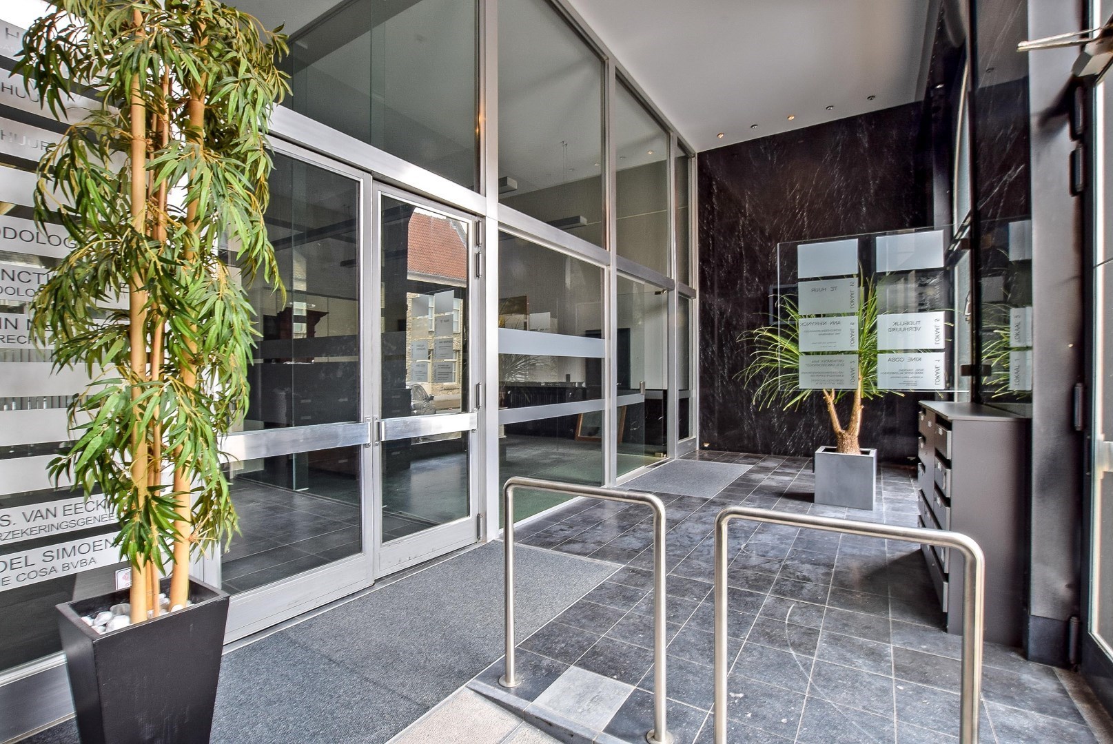 Voormalig bankgebouw in centrum Veurne met tal van mogelijkheden op 650 m². - foto 3