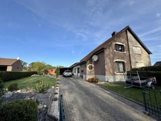 <p><span>Te koop: Mijnwerkerswoning met tuin en garage – Echostraat 16</span></p><p><span>Deze gezellige mijnwerkerswoning, gebouwd rond 1965, bevindt zich op een ruim perceel van </span><span>9a50ca</span><span> en biedt een bewoonbare oppervlakte van ca. </span><span>144 m²</span><span>. De woning beschikt over 3 slaapkamers en is ideaal voor wie op zoek is naar een stevige gezinswoning met uitbreidingsmogelijkheden.</span></p><p><span> </span></p><p><span>Indeling</span></p><p><span>Gelijkvloers</span></p><ul><li><span>Inkomhal</span></li><li><span>Woonkamer met eetkamer (kasten vernieuwd in 2022)</span></li><li><span>Keuken</span></li><li><span>Badkamer (vernieuwd in 2021)</span></li><li><span>1 slaapkamer</span></li></ul><p><span>Verdiep (+1)</span></p><ul><li><span>2 slaapkamers</span></li></ul><p><span>Technische details:</span></p><ul><li><span>Ramen: PVC met dubbel glas</span></li><li><span>Verwarming: mazout (radiatoren) – tank van 3.600 liter in de tuin</span></li><li><span>EPC: label F</span></li><li><span>Betonnen tussenvloeren</span></li><li><span>Dak: onderdak vernieuwd in augustus 2025</span></li><li><span>Gas aanwezig in de straat</span></li><li><span>Grondwater in de tuin aanwezig </span></li></ul><p><span>Dankzij de rustige ligging in de Echostraat geniet je hier van een groene omgeving en toch een vlotte bereikbaarheid.</span></p><p><span>Een woning met een sterke basis, waar je met enkele modernisaties een echt thuis van kan maken.</span></p><p><span> </span></p><p><span>Meer info of een bezoek plannen?</span><span><br />Contacteer Iris via </span><span>iris@jemar.be</span><span> of </span><span>0483110875.</span></p><p><span> </span></p><p><span>“Dit pand kan onderhevig zijn aan de renovatieverplichting die door de Vlaamse overheid wordt opgelegd voor residentiële gebouwen. Consulteer voor meer informatie de website van het Vlaams Energie- en Klimaatagentschap via <span>https://www.energiesparen.be/renovatieverplichting-residenti%C3%ABle-gebouwen-2023</span></span><span>”</span></p><p><span> </span></p>