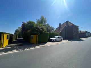 karaktervolle herenwoning op 1714m² met 4 slaapkamers en atelier.Indeling:Op het gelijkvloers hebben we de inkom, living, ruime keuken met...