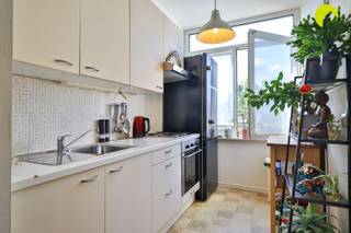 <p><span>Dit gezellige 1-slaapkamerappartement is gunstig gelegen in Wilrijk, op korte afstand van belangrijke invalswegen, parken, scholen, winkels en het openbaar vervoer. Dankzij de lage gemeenschappelijke kosten vormt dit een interessante opportuniteit voor zowel starters als investeerders.</span></p><p><span>Indeling:</span></p><p><span>Via de gemeenschappelijke inkomhal bereiken we met de trap de eerste verdieping, waar het appartement zich bevindt.</span></p><p><span>Bij het betreden van het appartement komen we in de lichtrijke woonkamer, die aansluit op de keuken. Vanuit de ruime tussenkamer is er toegang tot de slaapkamer. De badkamer is uitgerust met een ligbad, een lavabo en een toilet.</span></p><p><span>Troeven:</span></p><ul><li><span>Lage gemeenschappelijke kosten: 25/maand (water en minuterie) + blokpolis</span></li><li><span>Energiezuinig appartement met EPC-label B (144 kWh/m²/jaar)</span></li><li><span>Conforme elektrische installatie</span></li><li><span>P-score: A en G-score: A</span></li></ul><p><span>Nuttige informatie:</span></p><ul><li><span>Momenteel verhuurd, beschikbaar vanaf mei 2027</span></li></ul><ul><li><span>Asbestattest, bodemattest en stedenbouwkundige inlichtingen in aanvraag</span></li></ul><p><span> </span></p><p><span>Voor meer informatie of een bezoek ter plaatse kunt u ons bereiken op 03 449 42 41 of via <span>hallo@habicom.be</span></span></p><p><span>Benieuwd naar de waarde van jouw woning? Check het gratis op <span>www.watismijnhuiswaard.be</span></span><span> </span></p><p><span> </span></p>
