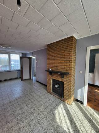 Te renoveren halfopen bebouwing met tuinDeze deels te renoveren halfopen woning biedt een uitstekende kans om een ruime en comfortabele...
